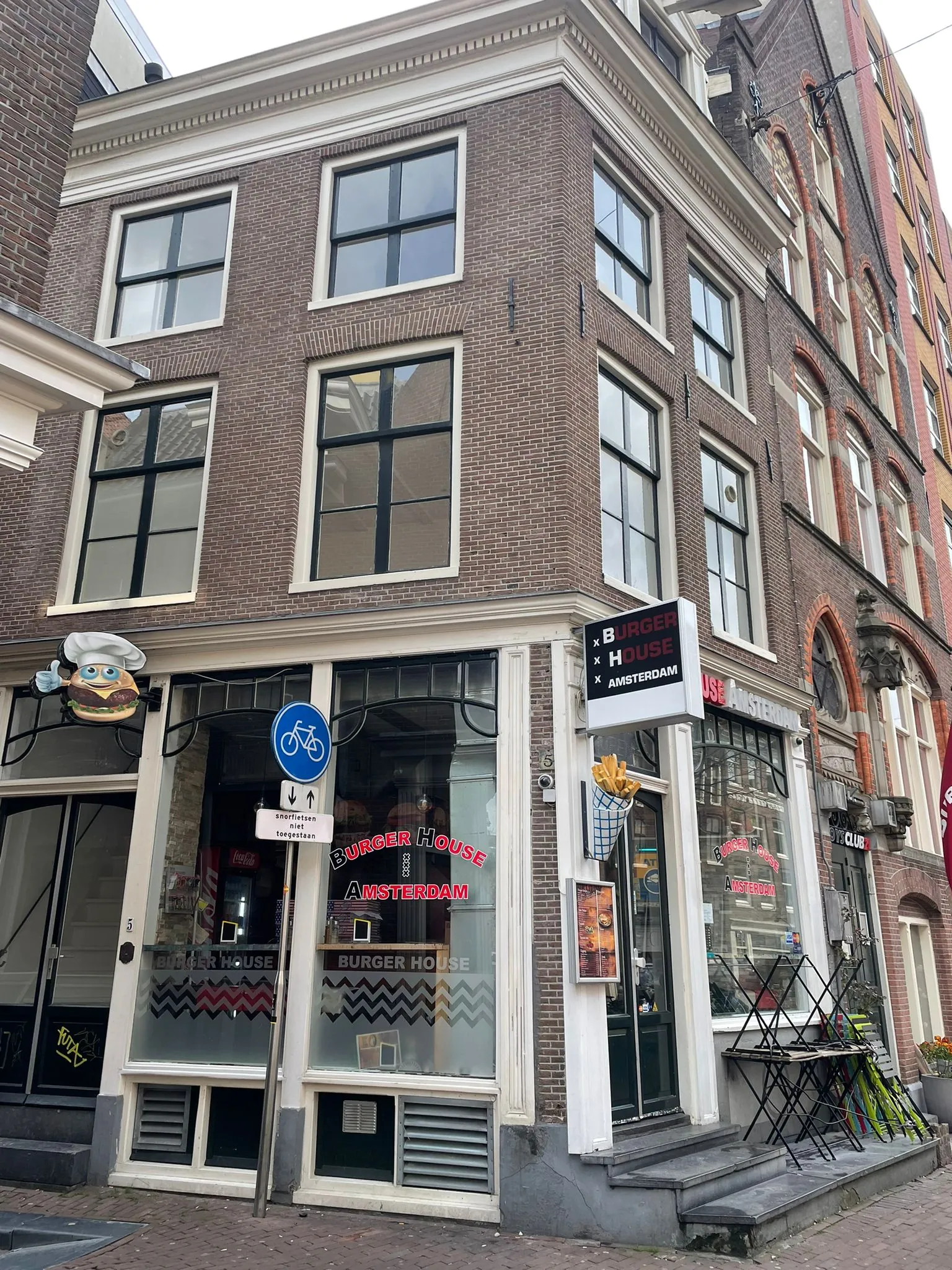 Gevel van het restaurant Burger House Amsterdam aan de Korte Kolksteeg, met typisch Amsterdams grachtenpand.